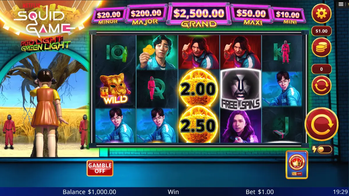 Tampilan visual slot Squid Game: Red Light, Green Light dengan latar belakang taman bermain yang ikonik